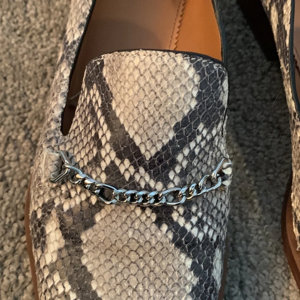 Perfect snakeskin Franco Sarto flats with silver chain accent. Sz 7. Fits 71/2.